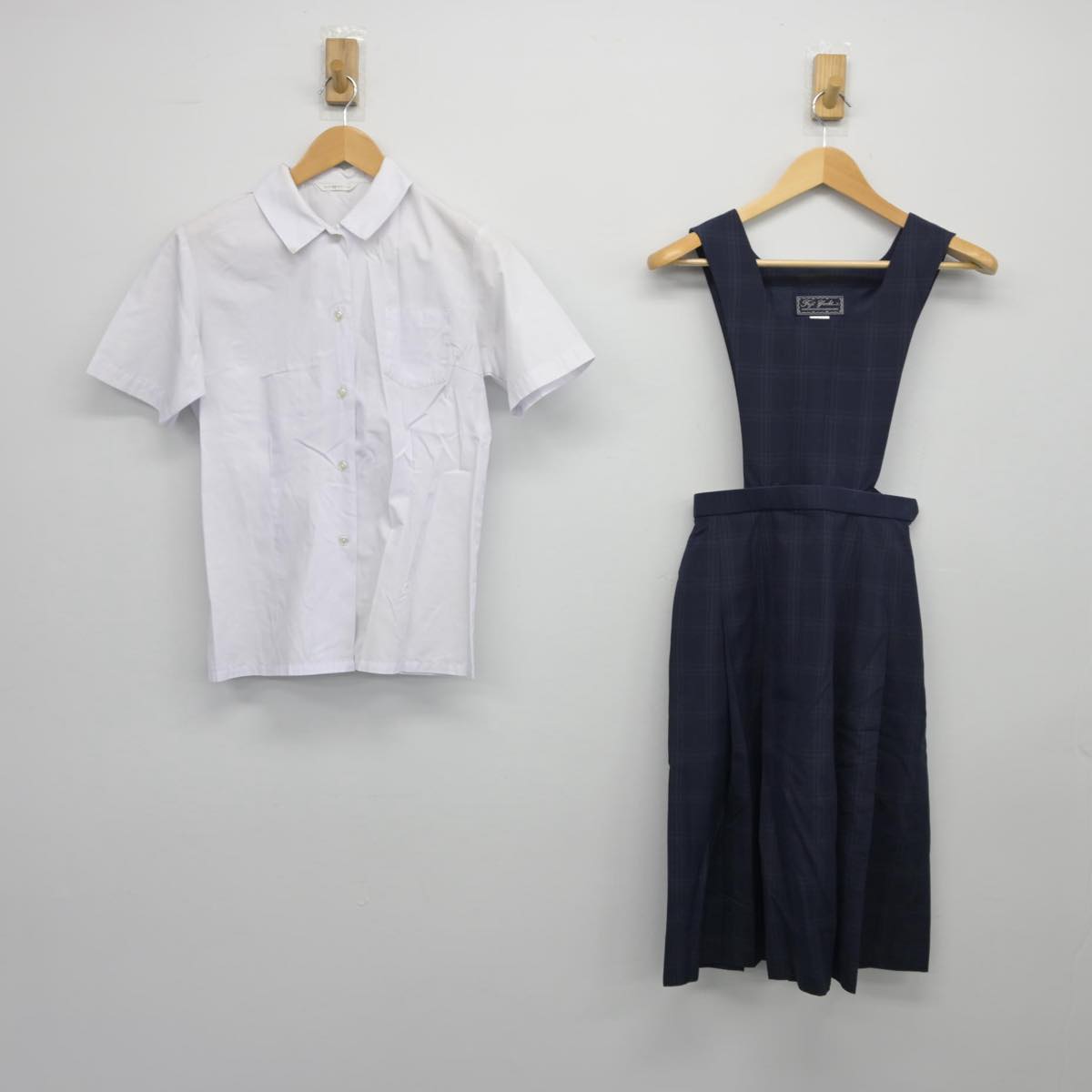 【中古】広島県 戸坂中学校 女子制服 2点（シャツ・ジャンパースカート）sf026344