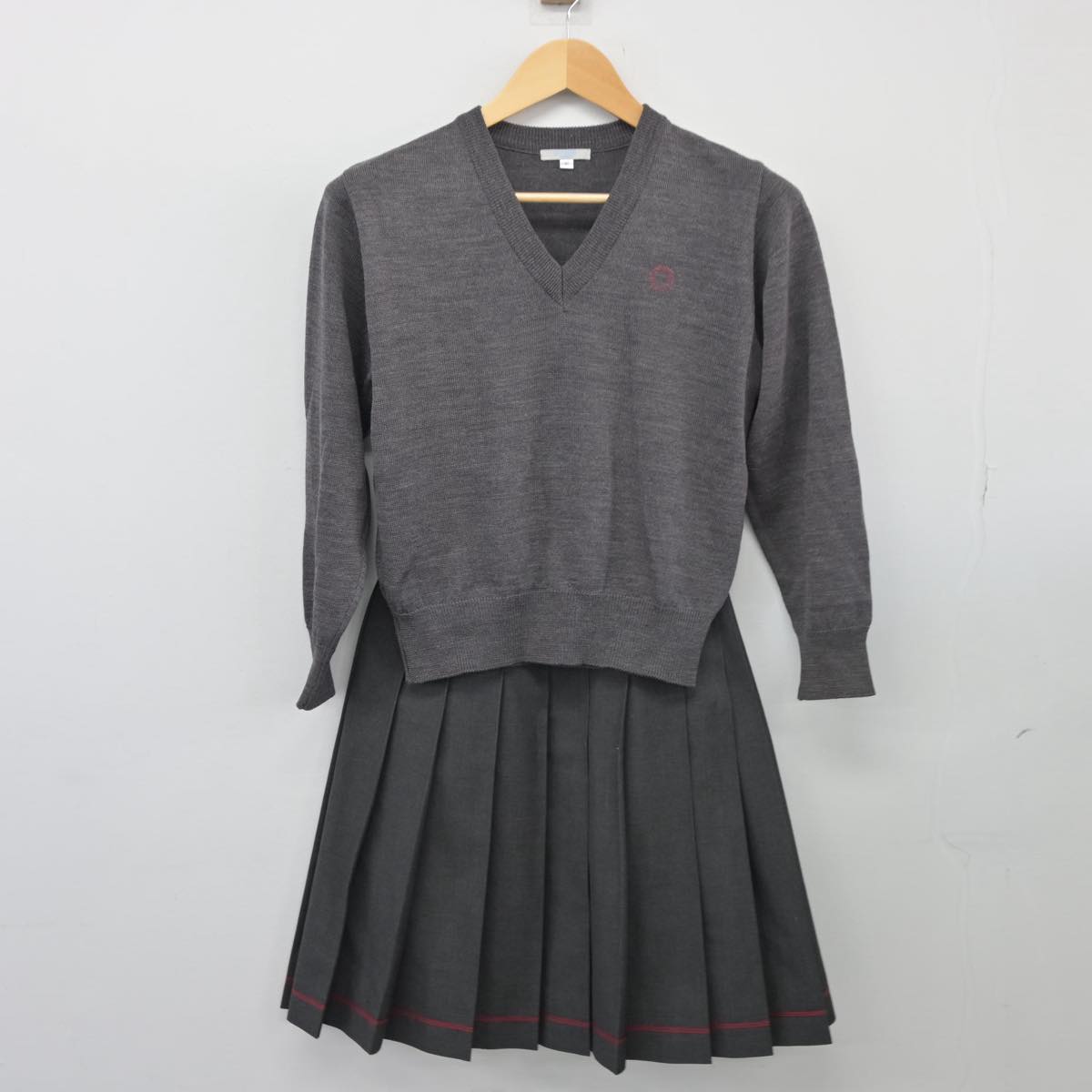 【中古】東京都 桜美林高等学校 女子制服 2点（ニット・スカート）sf026383