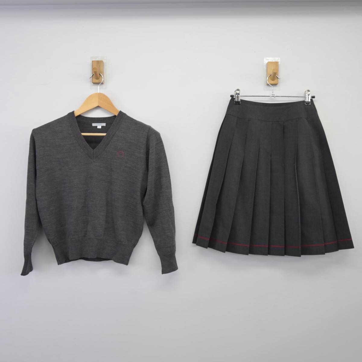 【中古】東京都 桜美林高等学校 女子制服 2点（ニット・スカート）sf026383