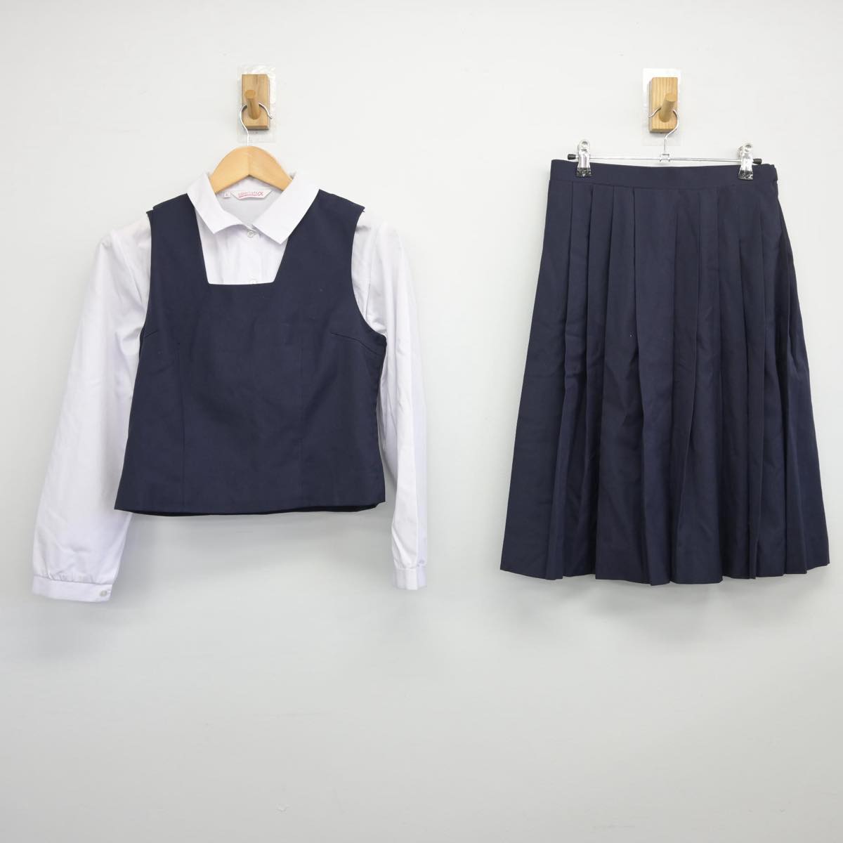 【中古】神奈川県 西高津中学校 女子制服 3点（ベスト・シャツ・スカート）sf026417