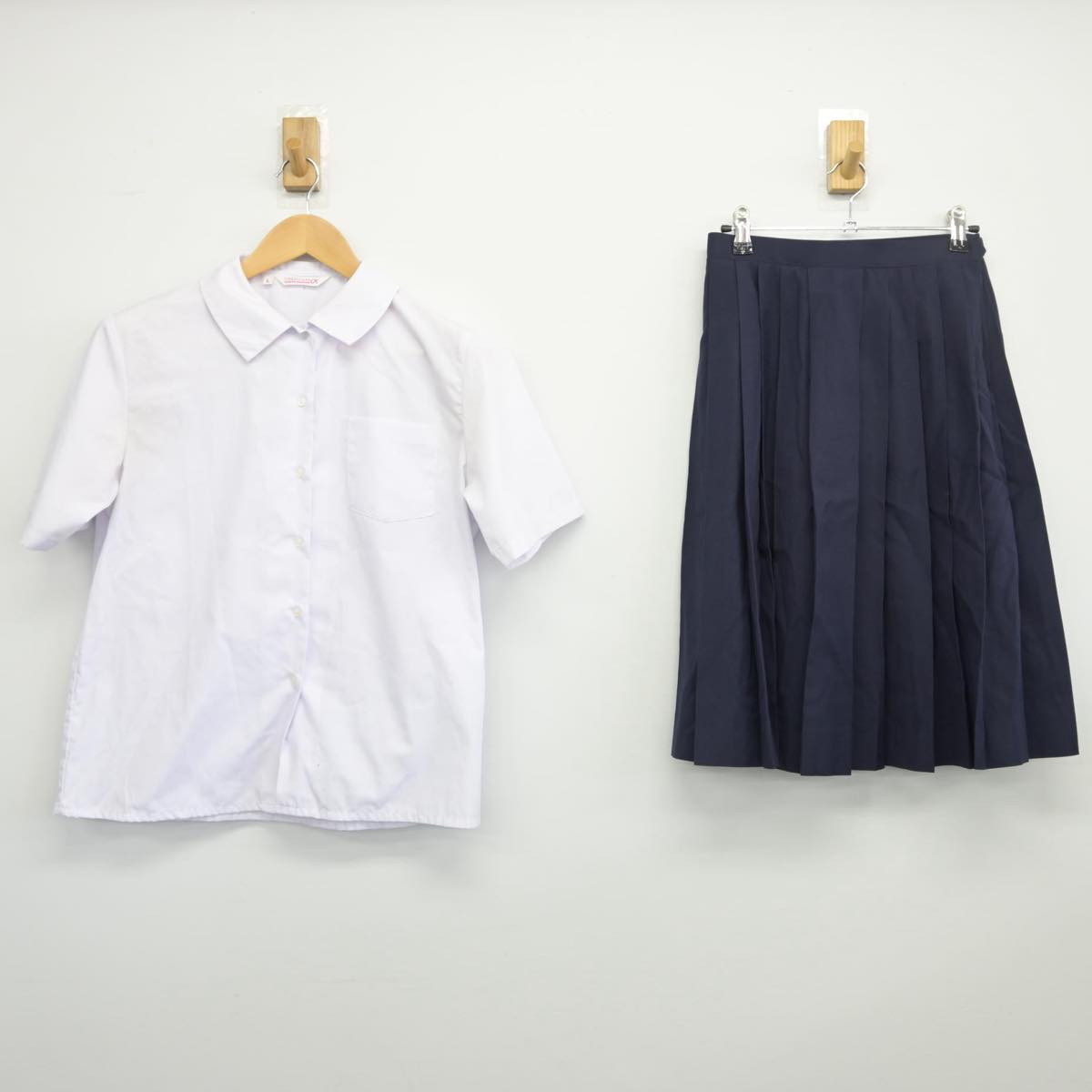 【中古】神奈川県 西高津中学校 女子制服 2点（シャツ・スカート）sf026418