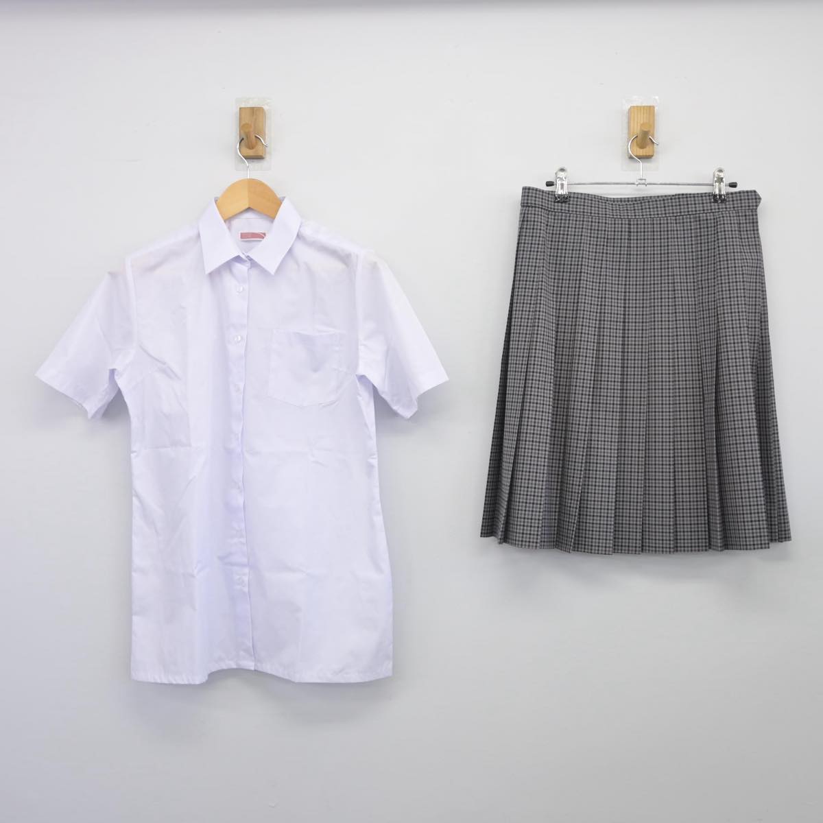 【中古】埼玉県 三郷工業技術高等学校 女子制服 2点（シャツ・スカート）sf026577