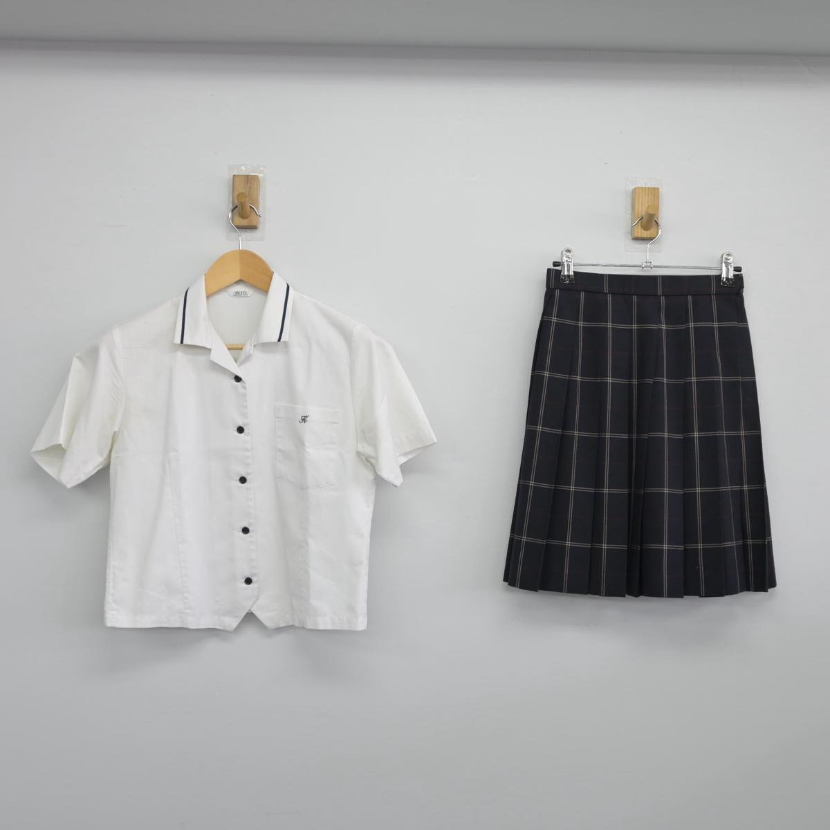 【中古】東京都 駒澤大学高等学校 女子制服 2点（シャツ・スカート）sf026594