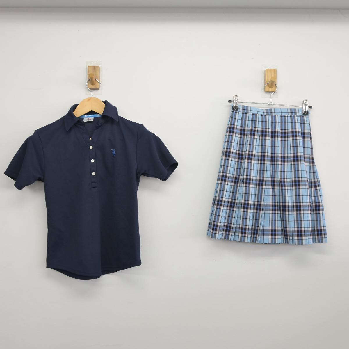 【中古】 クラーク記念国際高等学校 女子制服 2点（シャツ・スカート）sf026599