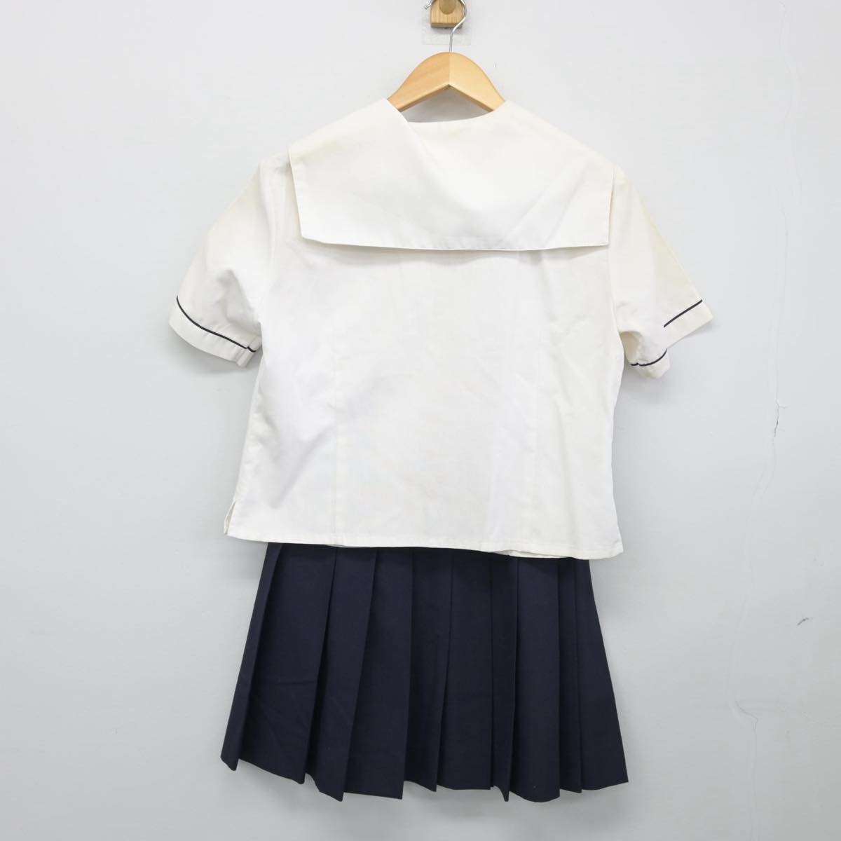 【中古】東京都 板橋有徳高校 女子制服 2点（セーラー服・スカート）sf026613