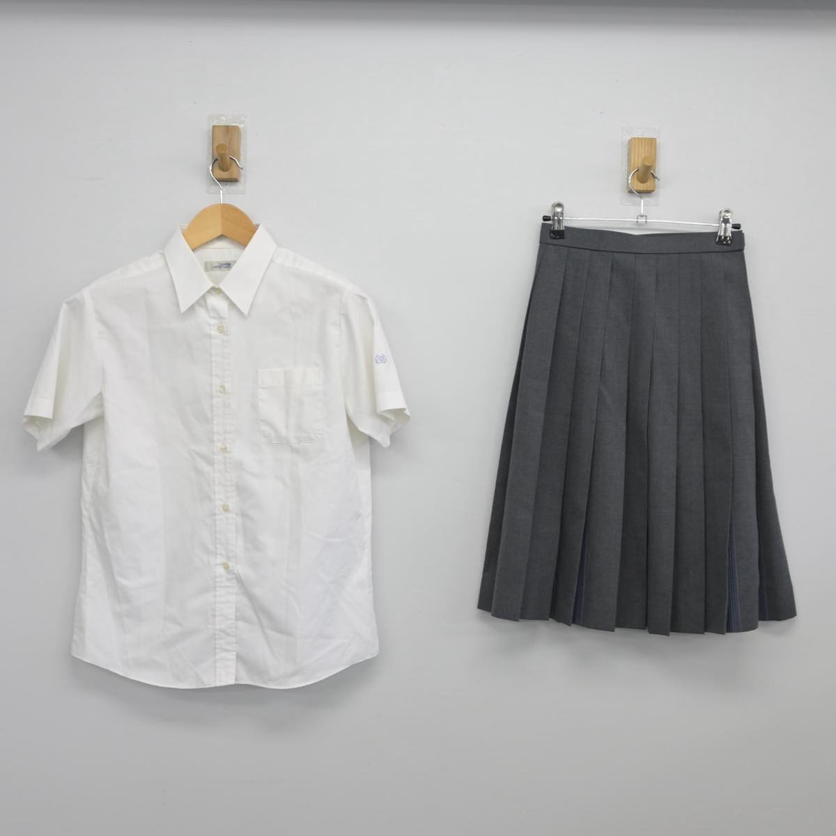 【中古】神奈川県 桐蔭学園高等学校 女子制服 3点（シャツ・スカート）sf026617