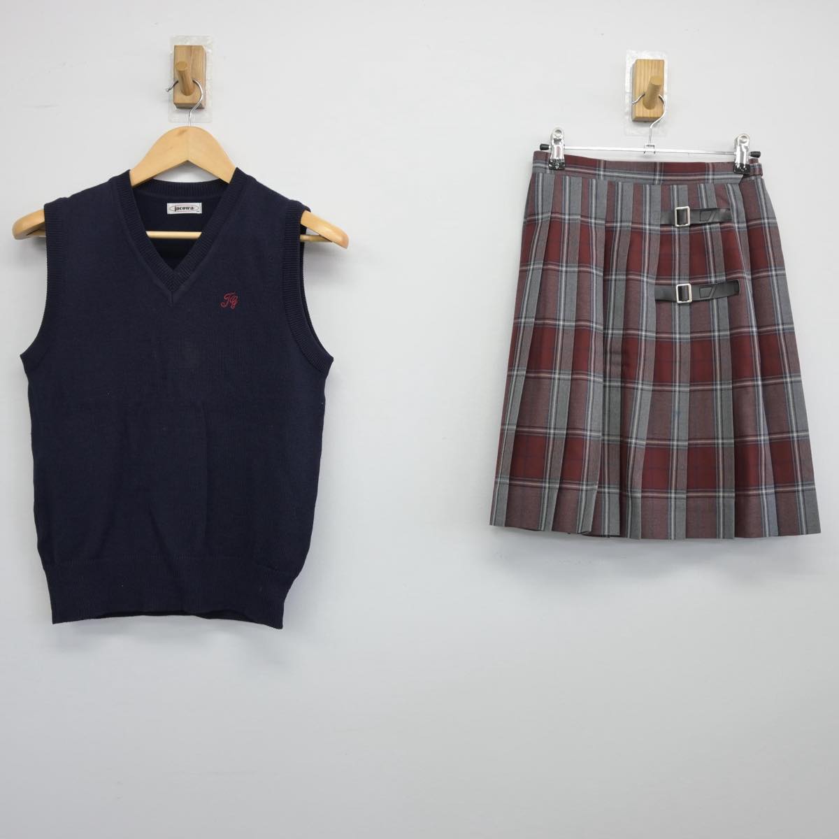 【中古】東京都 東横学園中学校 女子制服 3点（ニットベスト・スカート）sf026674