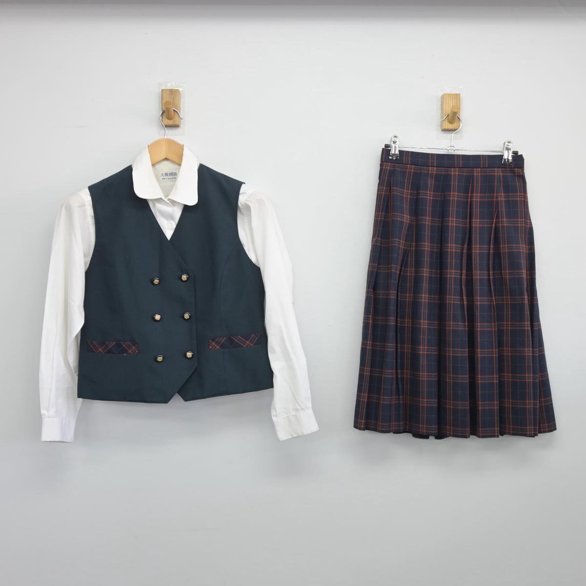 【中古】大阪府 大阪桐蔭中学校 女子制服 3点（ベスト・シャツ・スカート）sf026693