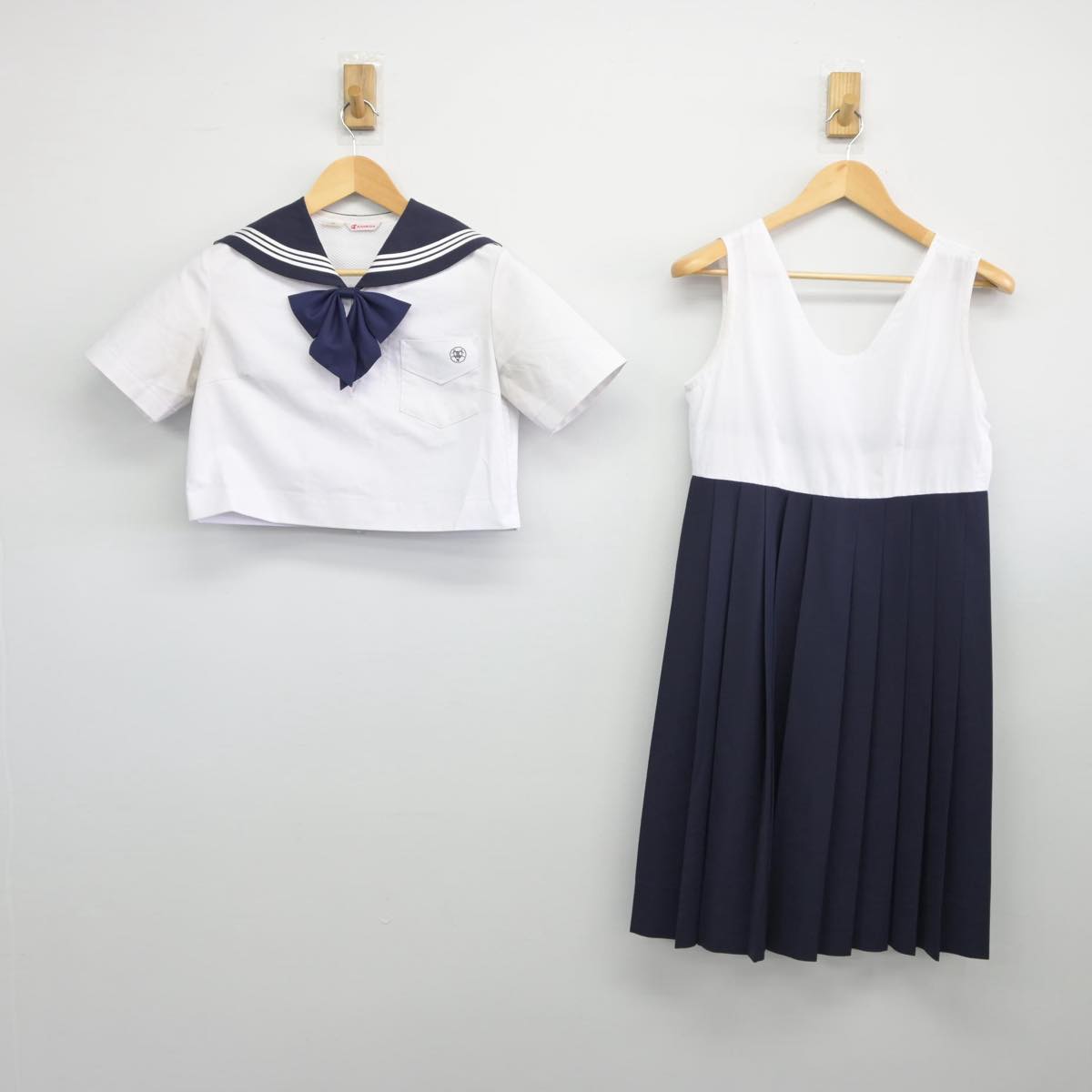 【中古】福岡県 精華女子高等学校 女子制服 3点（セーラー服・ジャンパースカート）sf026743