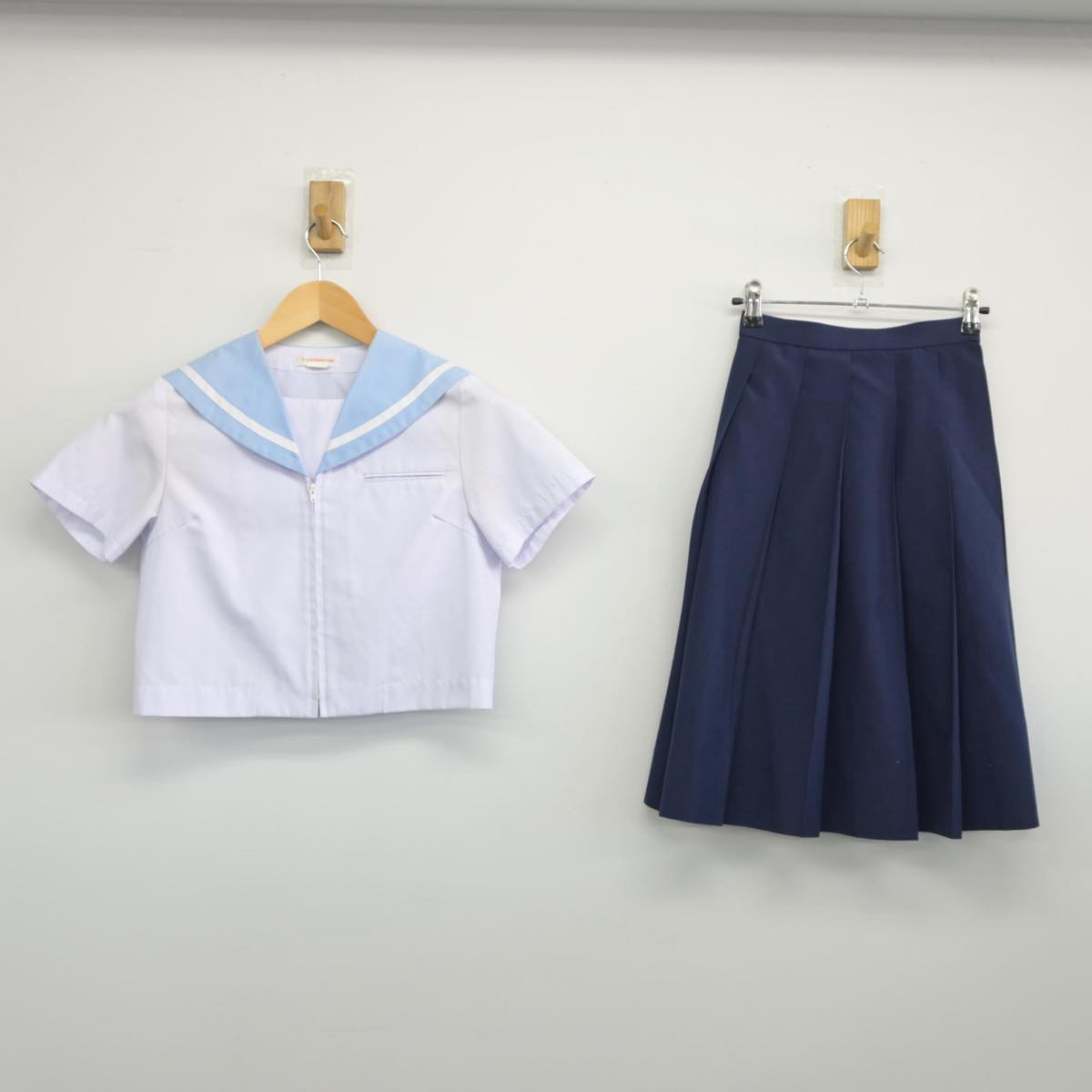 【中古】神奈川県 鵜野森中学校 女子制服 2点（セーラー服・スカート）sf026750