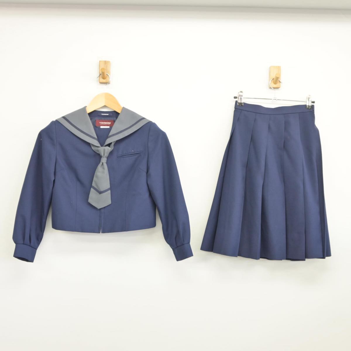 【中古】神奈川県 鵜野森中学校 女子制服 3点（セーラー服・スカート）sf026752