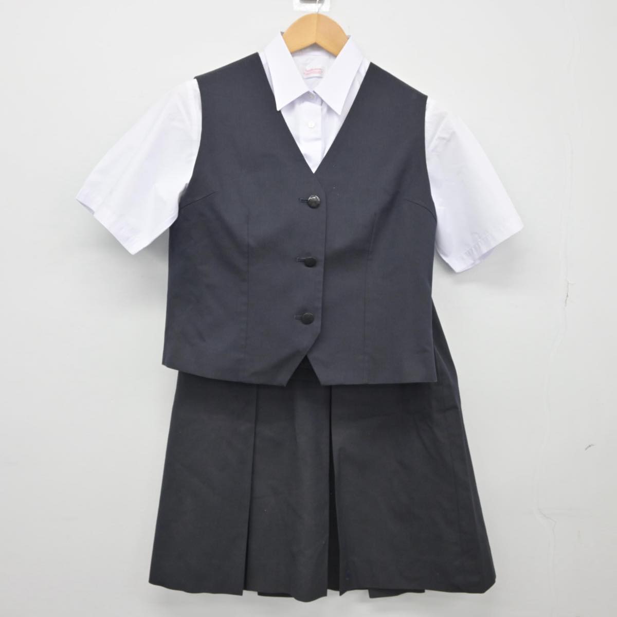 【中古】埼玉県 豊岡高等学校 女子制服 3点（シャツ・ベスト・スカート）sf026774