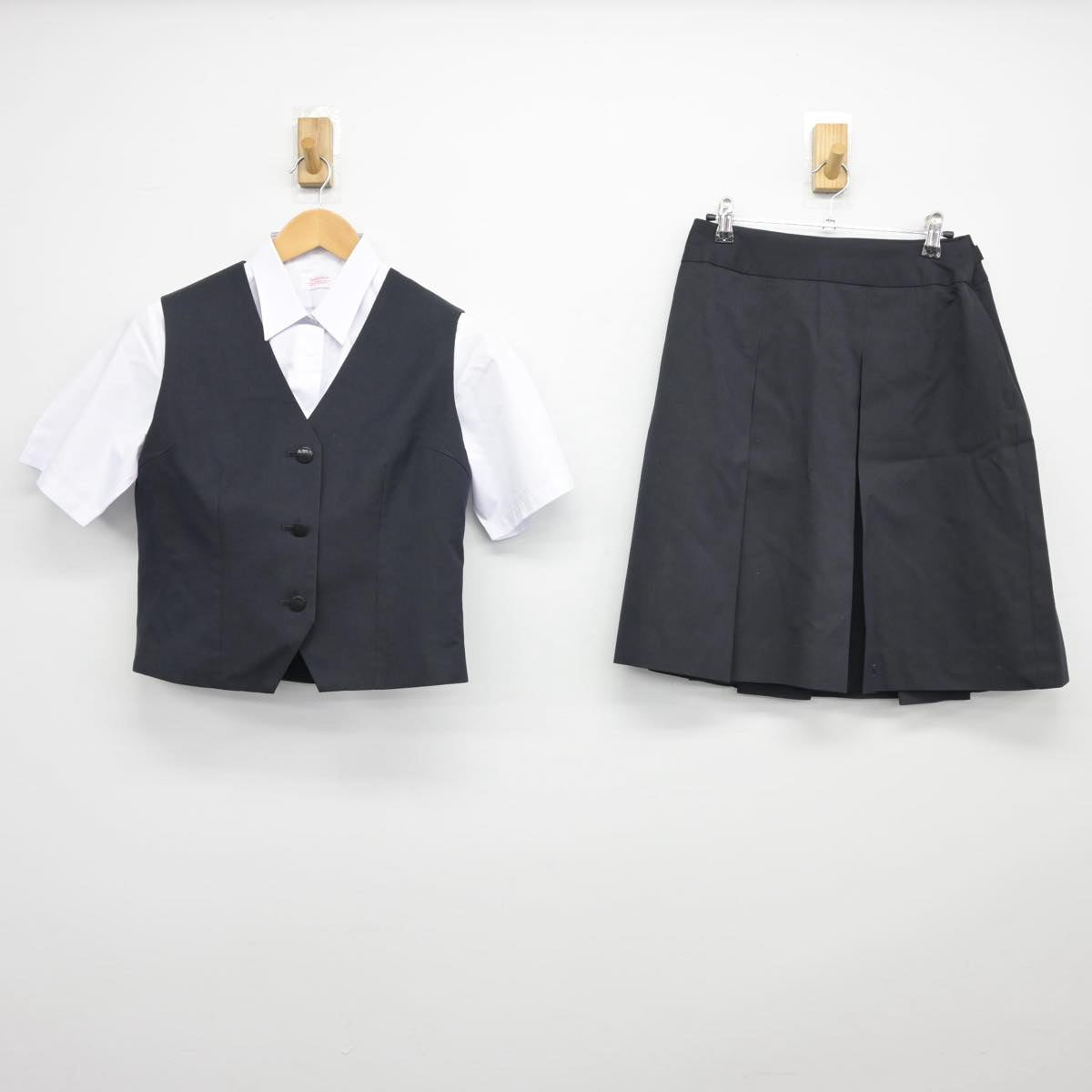 【中古】埼玉県 豊岡高等学校 女子制服 3点（シャツ・ベスト・スカート）sf026774