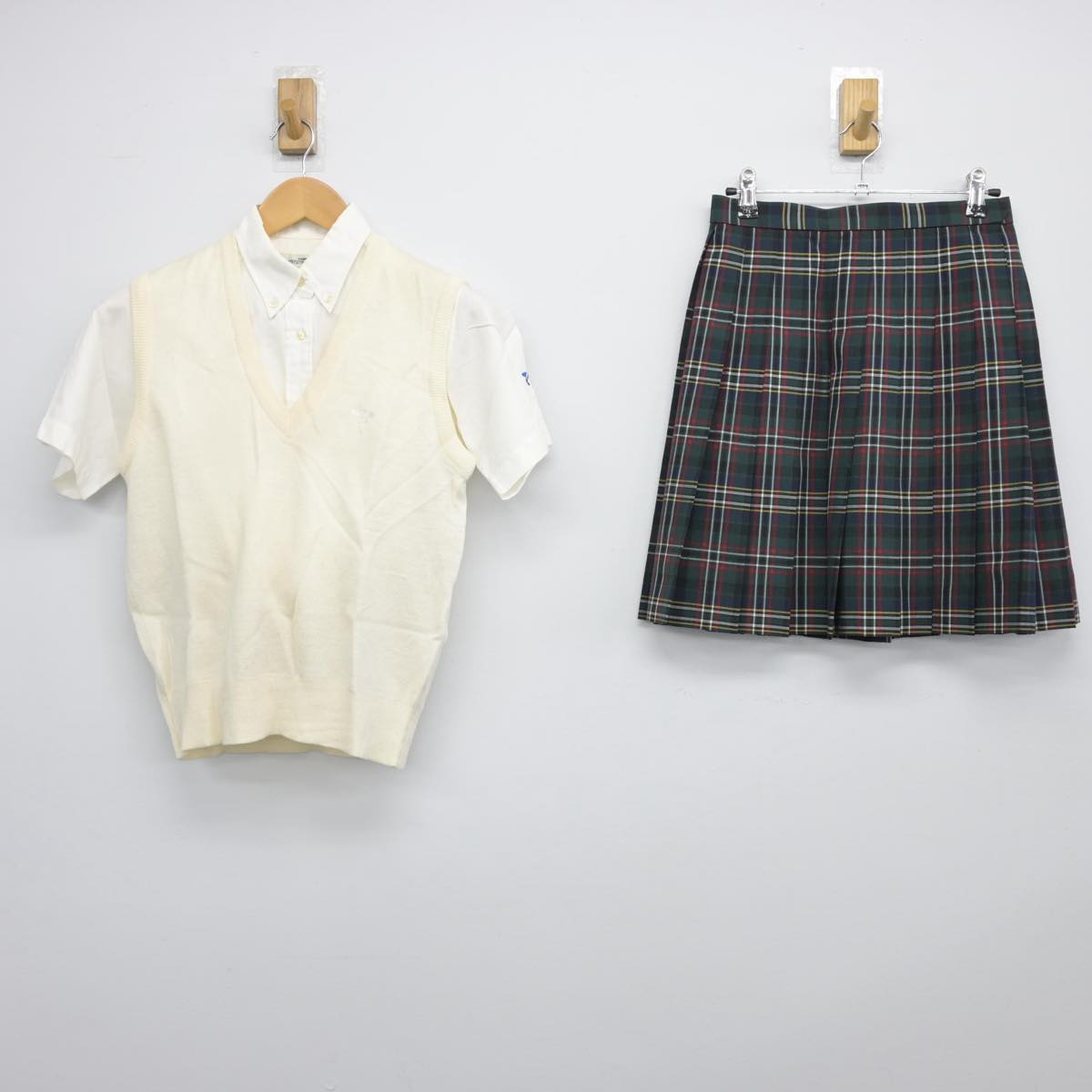 【中古】東京都 帝京高等学校/旧モデル 女子制服 3点（シャツ・ニットベスト・スカート）sf026782