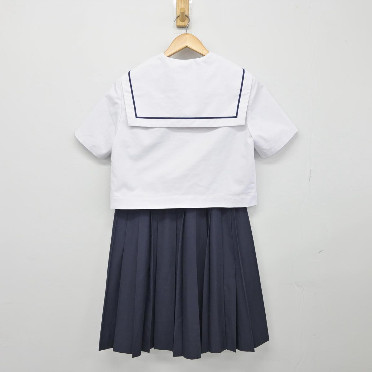 【中古】愛知県 西枇杷島中学校 女子制服 2点（セーラー服・スカート）sf026837