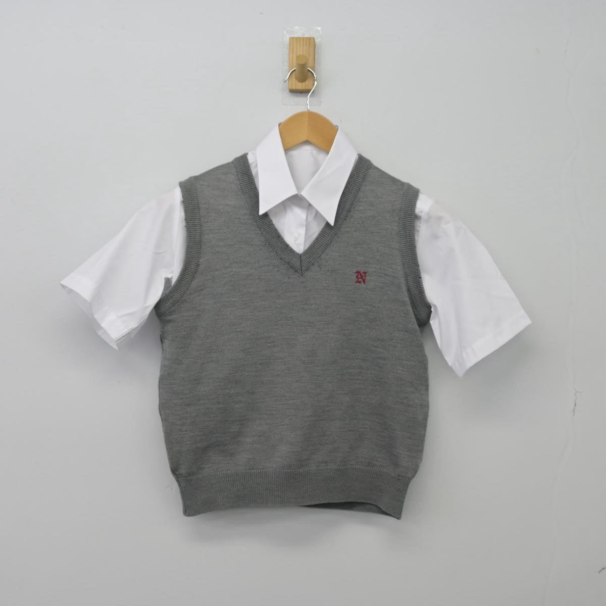 【中古】東京都 第二大島中学校 女子制服 2点（シャツ・ニットベスト）sf026900