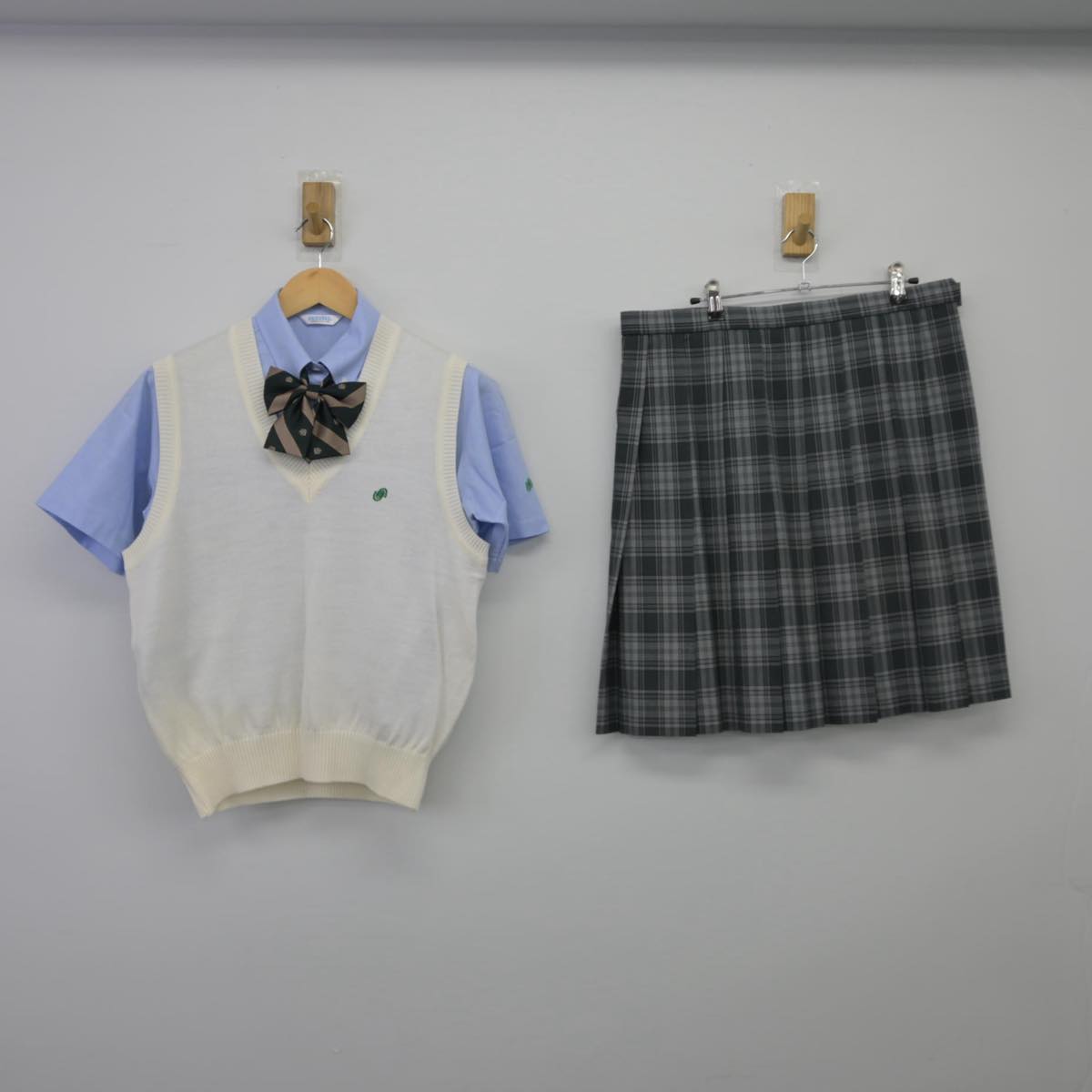 【中古】東京都 杉並総合高等学校 女子制服 4点（シャツ・ニットベスト・スカート）sf026925