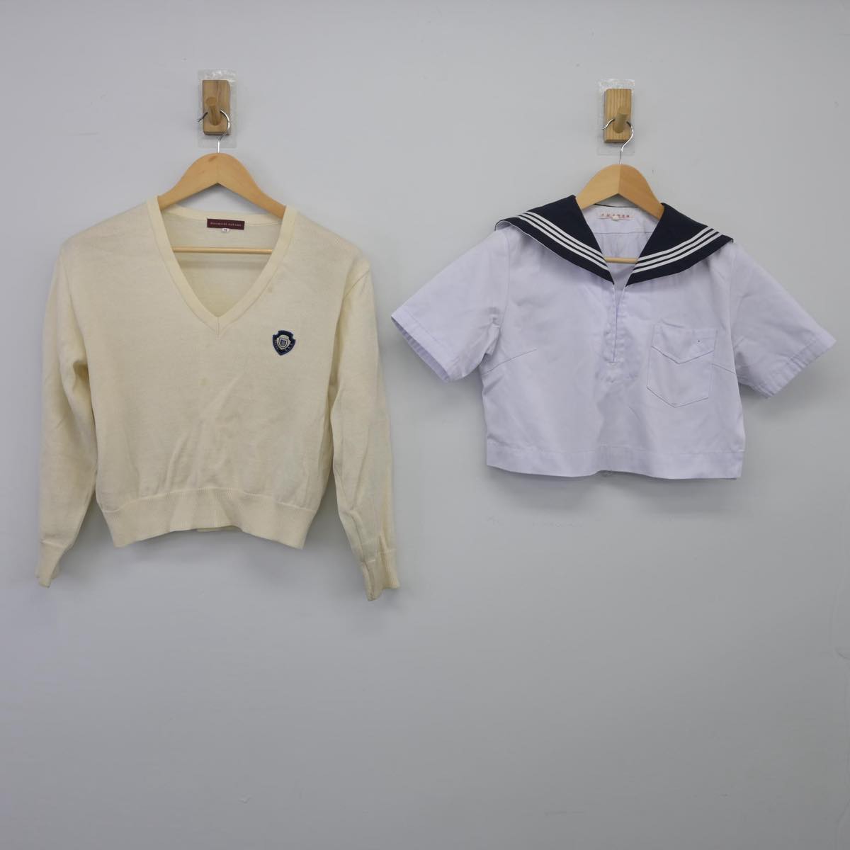 【中古】福岡県 精華女子高等学校 女子制服 2点（セーラー服・ニット）sf026932