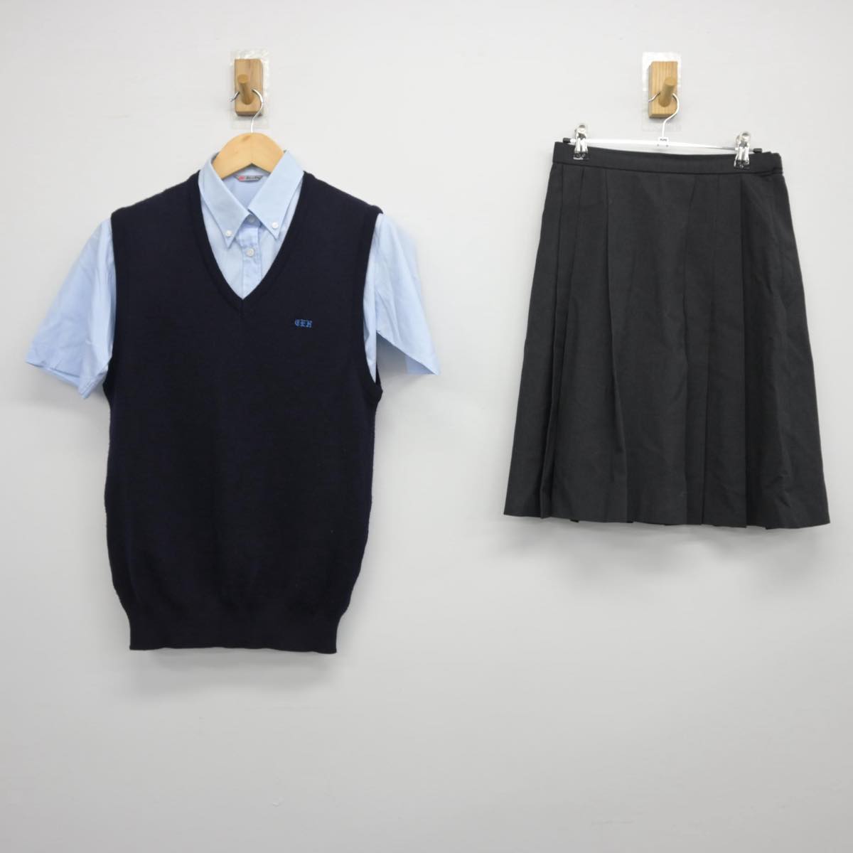 【中古】千葉県 千葉英和高等学校 女子制服 3点（ニットベスト・シャツ・スカート）sf026948