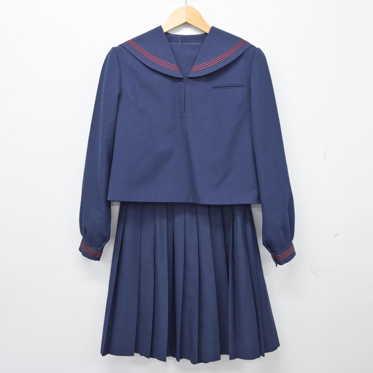 【中古】岩手県 岩手町立川口中学校 女子制服 2点（セーラー服・スカート）sf027059