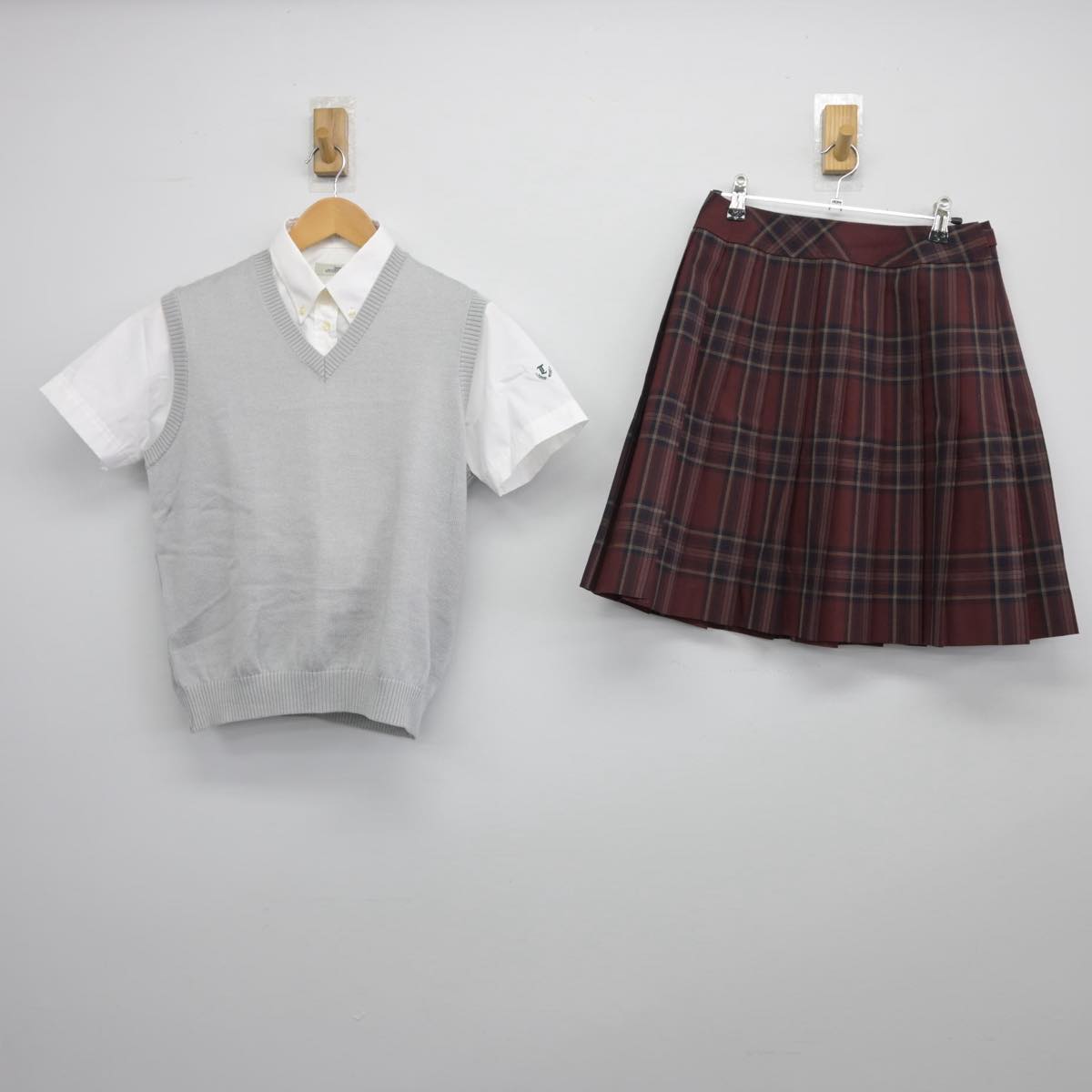 【中古】東京都 帝京高等学校 女子制服 3点（シャツ・ニットベスト・スカート）sf027101