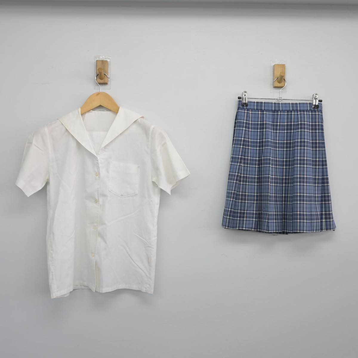 【中古】滋賀県 長浜北星高等学校 女子制服 2点（シャツ・スカート）sf027158