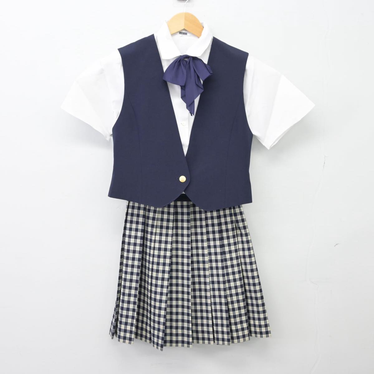 【中古】東京都 日本体育大学桜華中学校・高等学校 女子制服 4点（ベスト・シャツ・スカート）sf027173