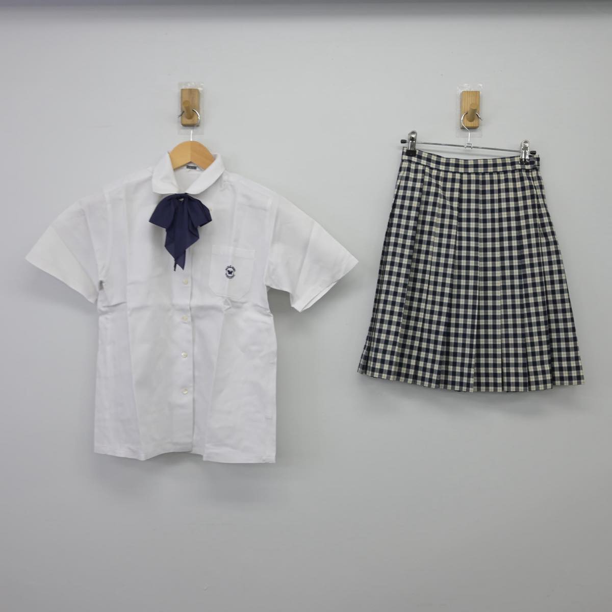 【中古】東京都 日本体育大学桜華中学校・高等学校 女子制服 4点(ベスト・シャツ・スカート)sf027173