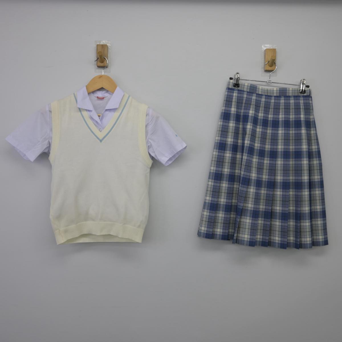 【中古】千葉県 芝浦工業大学柏中学高等学校 女子制服 3点(ニットベスト・シャツ・スカート)sf027189