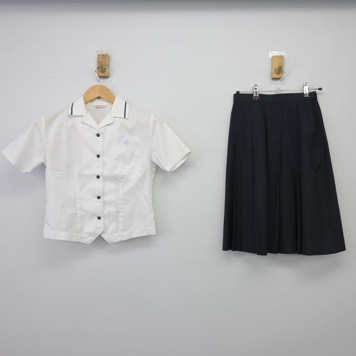 【中古】福岡県 筑紫丘高等学校 女子制服 2点（シャツ・スカート）sf027196