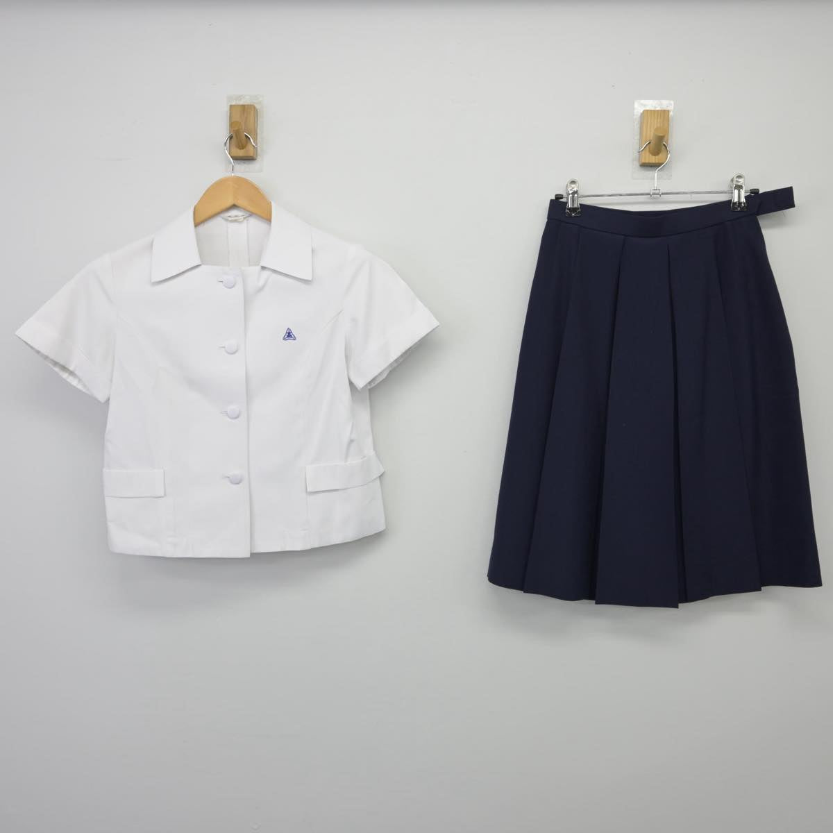 【中古】長崎県 諫早高等学校、附属中学校 女子制服 3点（シャツ・シャツ・スカート）sf027206