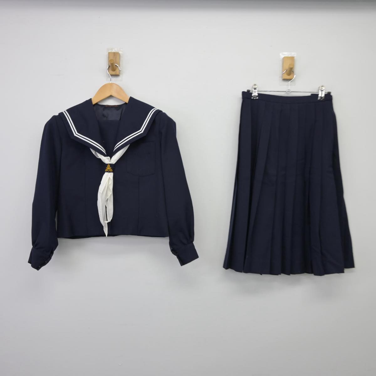 【中古】福島県 蓬莱中学校 女子制服 3点（セーラー服・スカート）sf027210