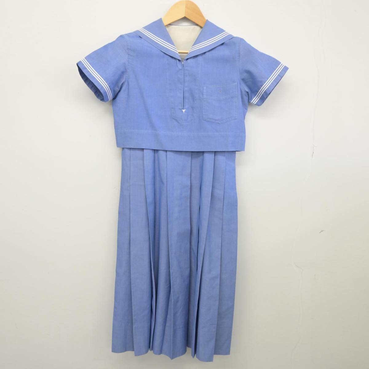 【中古】福岡県 福岡女学院中学校 女子制服 2点（セーラー服・ジャンパースカート）sf027390