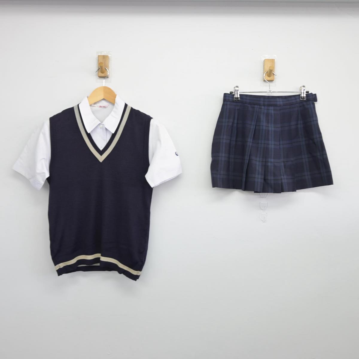 【中古】静岡県 加藤学園高等学校 女子制服 3点（ニットベスト・シャツ・スカート）sf027395