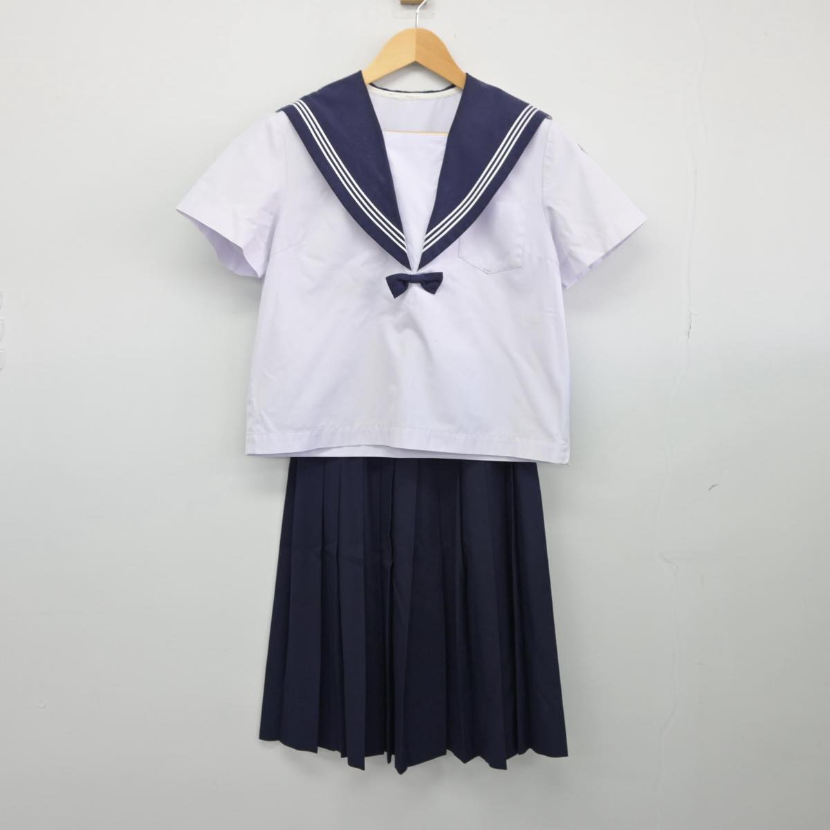 【中古】佐賀県 武雄中学校 女子制服 2点（セーラー服・スカート）sf027400