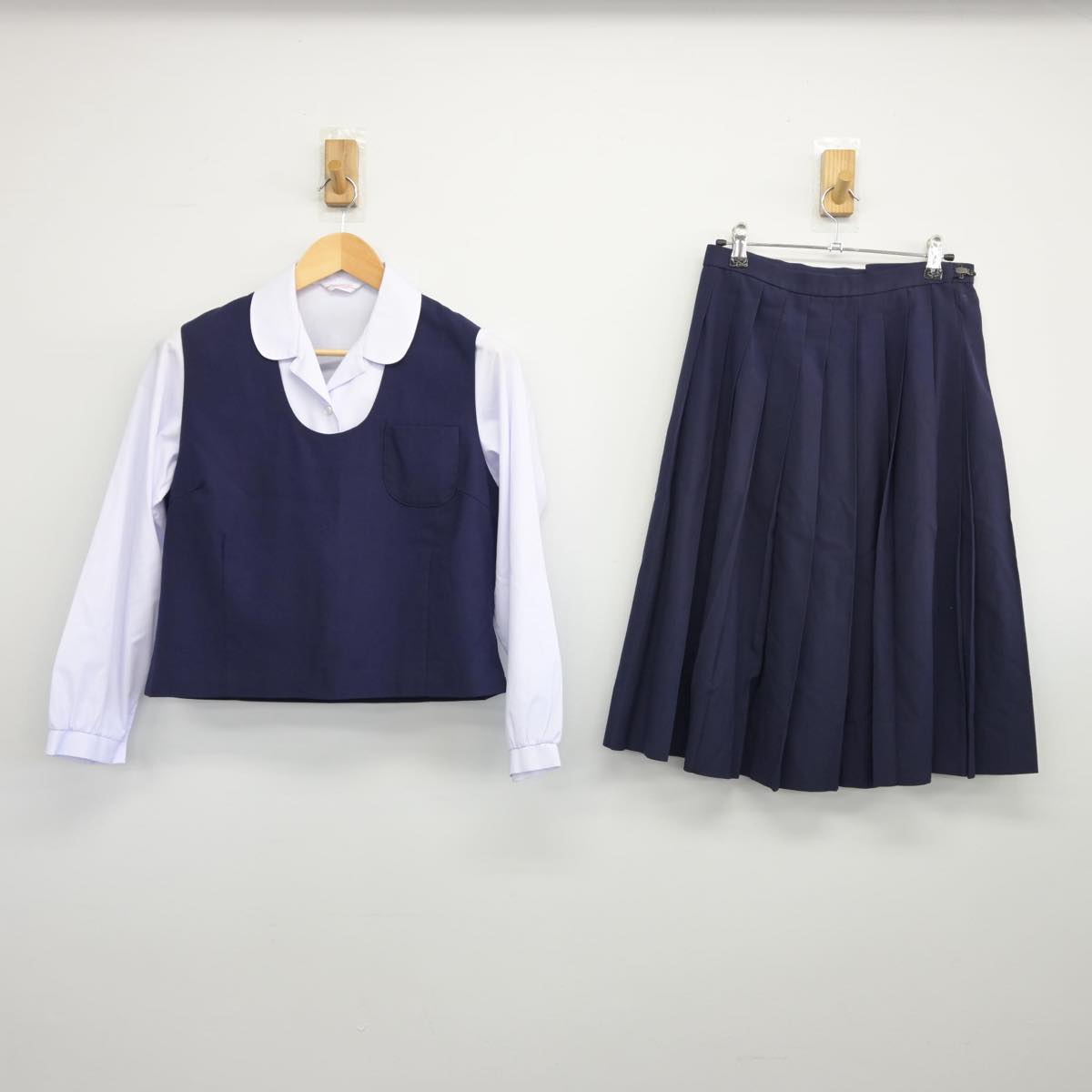 【中古】佐賀県 武雄中学校 女子制服 3点（ベスト・シャツ・スカート）sf027401