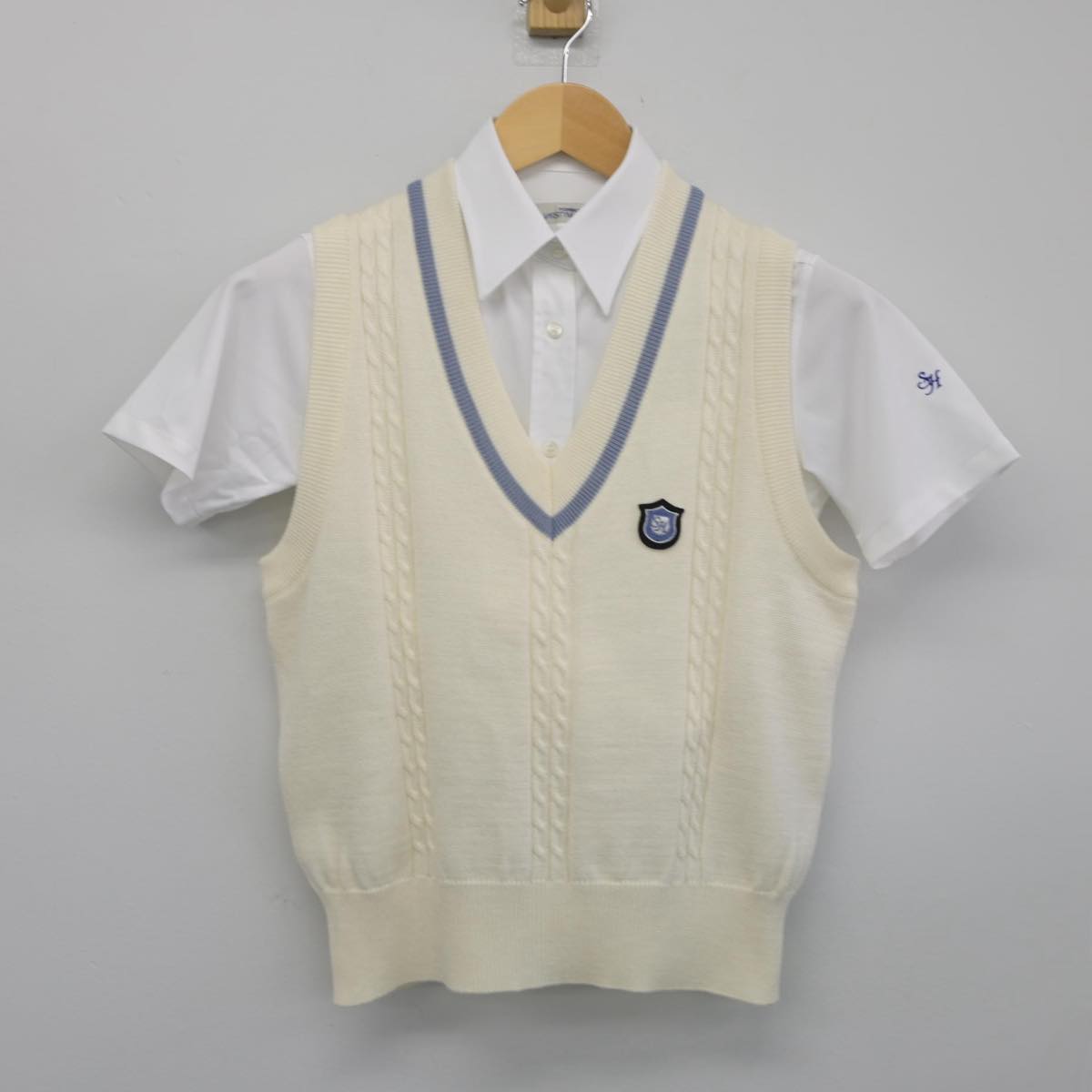 【中古】北海道 北斗高等学校 女子制服 2点（ニットベスト・シャツ）sf027438