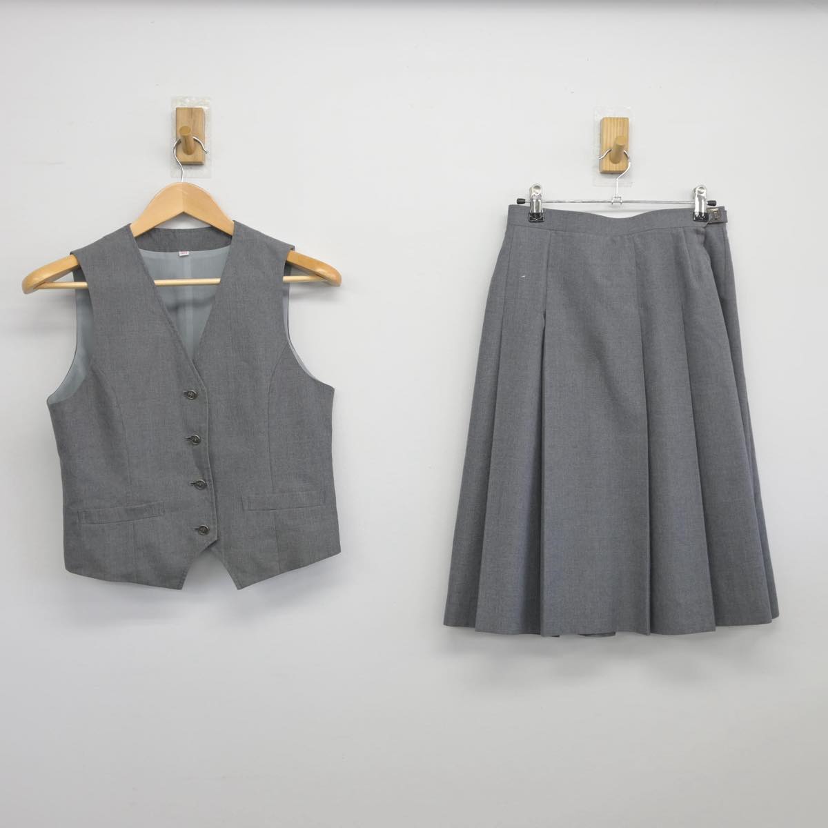 【中古】千葉県 旭中学校 女子制服 2点（ベスト・スカート）sf027466