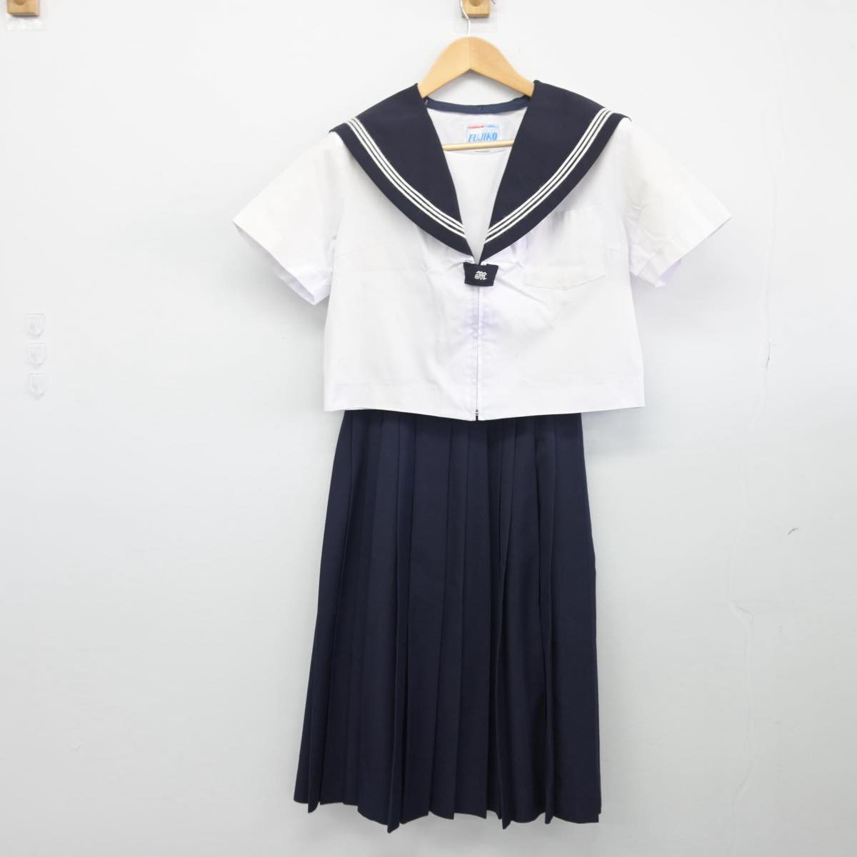 【中古】愛知県 丸の内中学校 女子制服 2点（セーラー服・スカート）sf027488