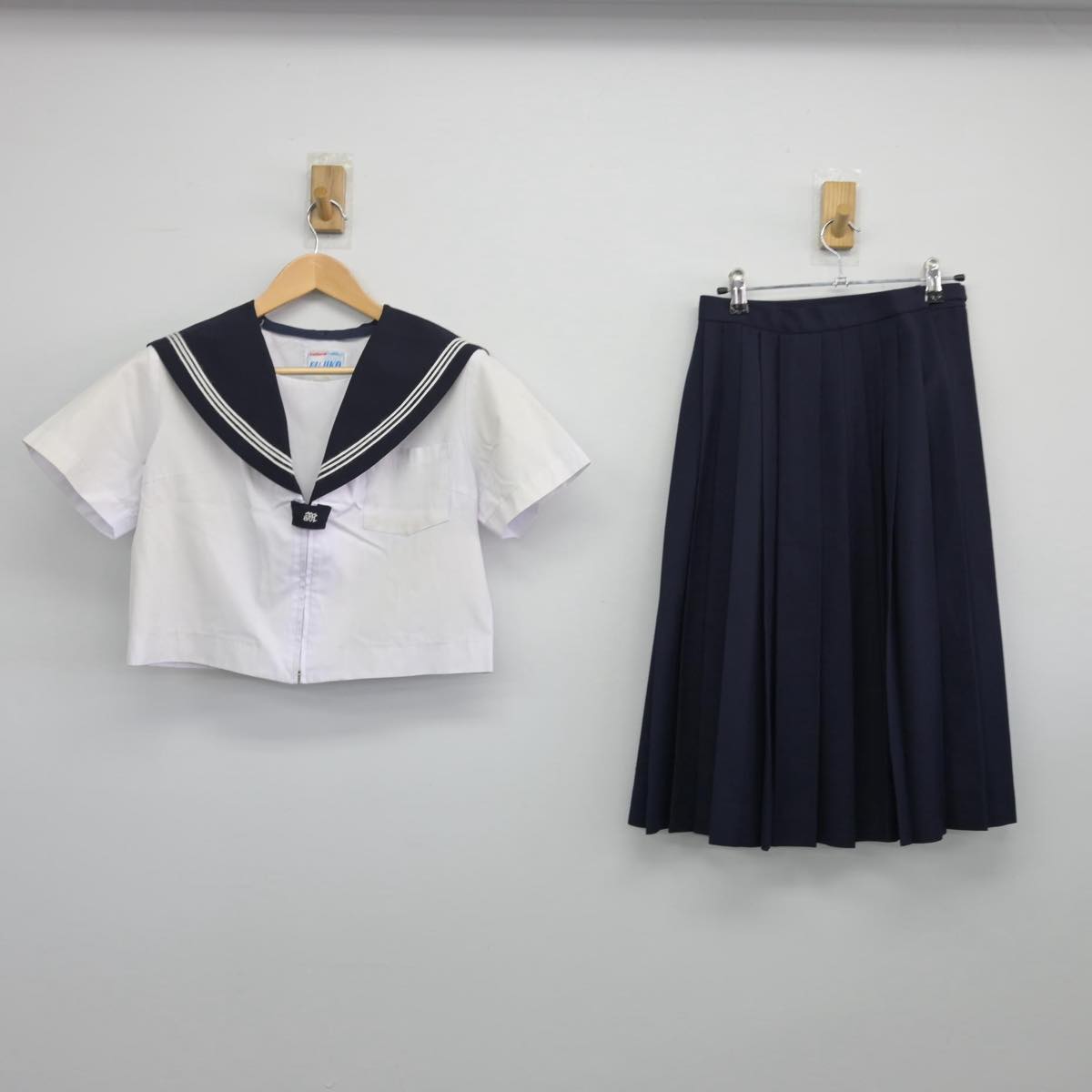 【中古】愛知県 丸の内中学校 女子制服 2点（セーラー服・スカート）sf027488