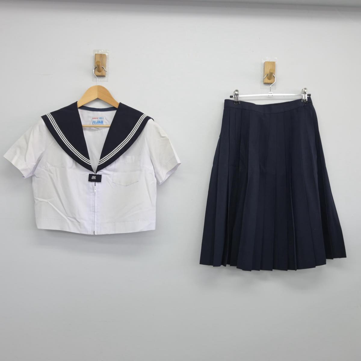 【中古】愛知県 丸の内中学校 女子制服 2点（セーラー服・スカート）sf027489