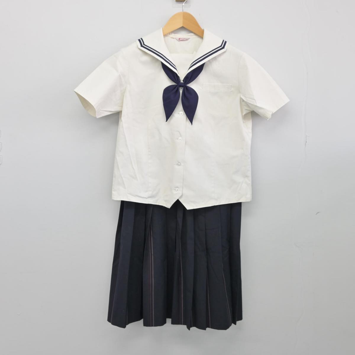 【中古】佐賀県 鹿島高等学校 女子制服 3点（セーラー服・スカート）sf027495