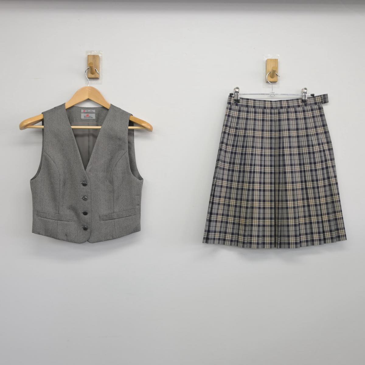 【中古】静岡県 静岡サレジオ高等学校 女子制服 2点（ベスト・スカート）sf027517