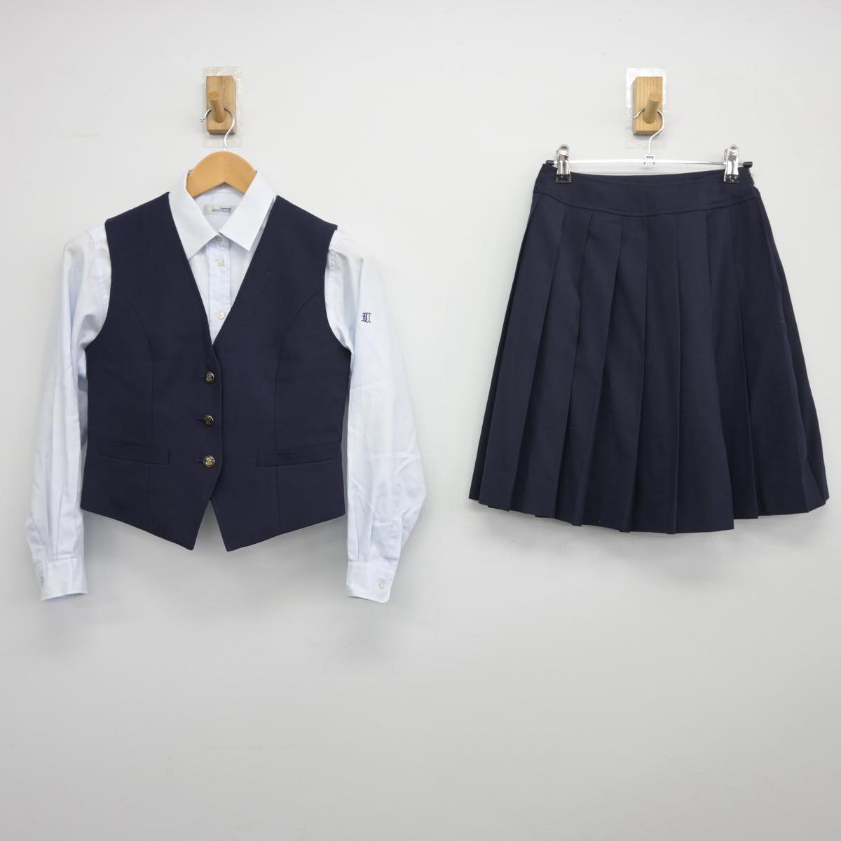 【中古】埼玉県 浦和実業学園高等学校 女子制服 3点（シャツ・ベスト・スカート）sf027543