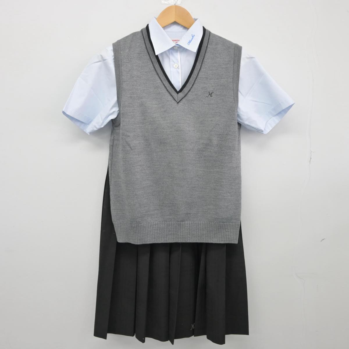 【中古】大阪府 枚方高等学校 女子制服 3点（シャツ・ニットベスト・スカート）sf027553