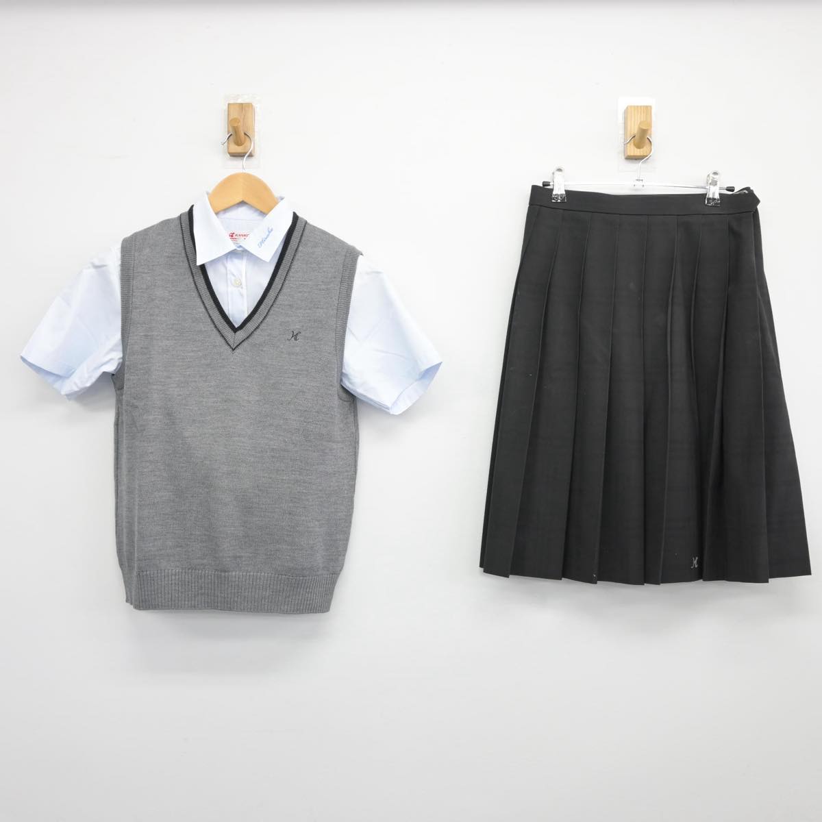 【中古】大阪府 枚方高等学校 女子制服 3点（シャツ・ニットベスト・スカート）sf027553