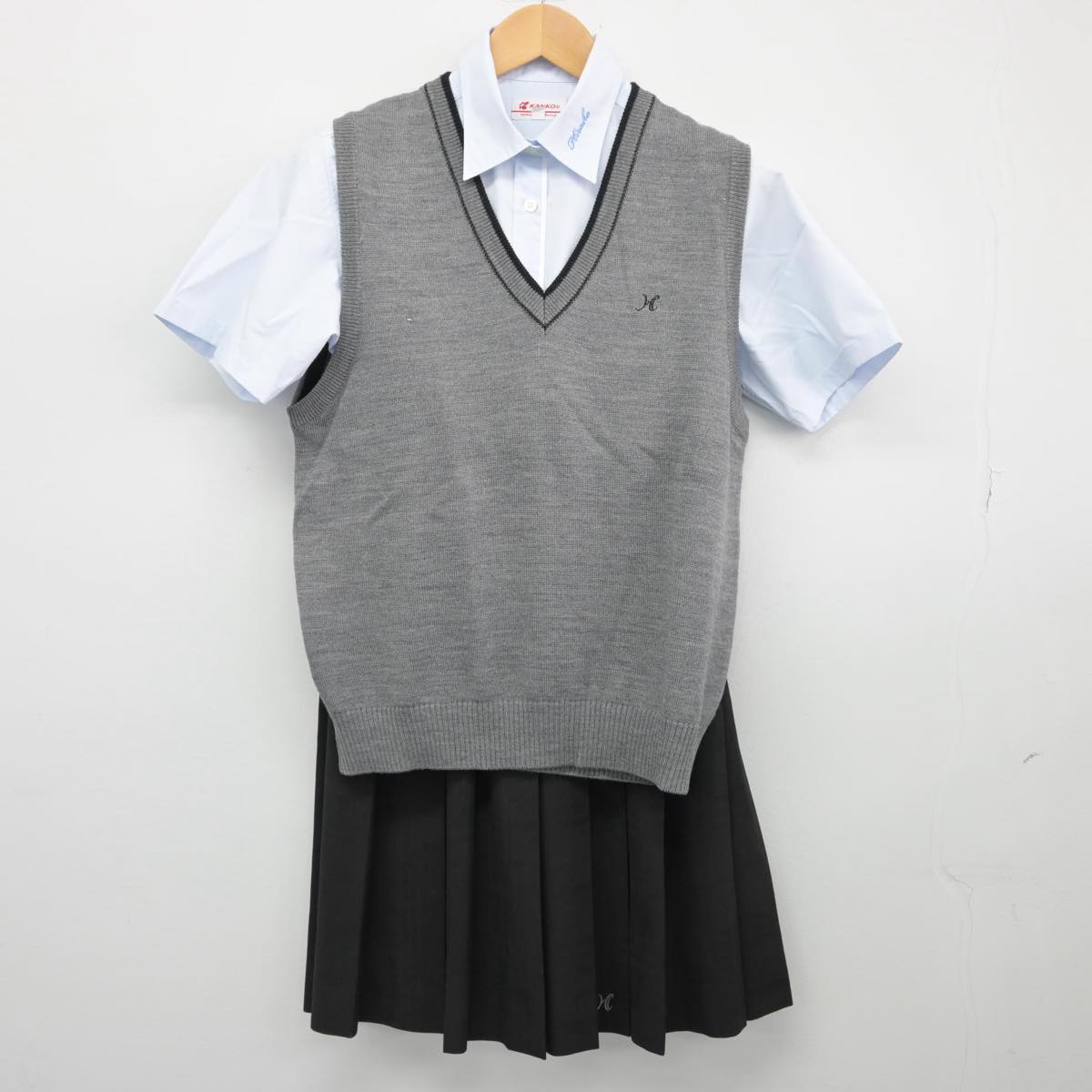 【中古】大阪府 枚方高等学校 女子制服 3点（シャツ・ニットベスト・スカート）sf027554