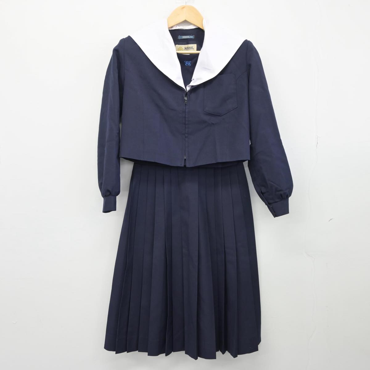 【中古】愛知県 牧の池中学校 女子制服 2点（セーラー服・スカート）sf027705