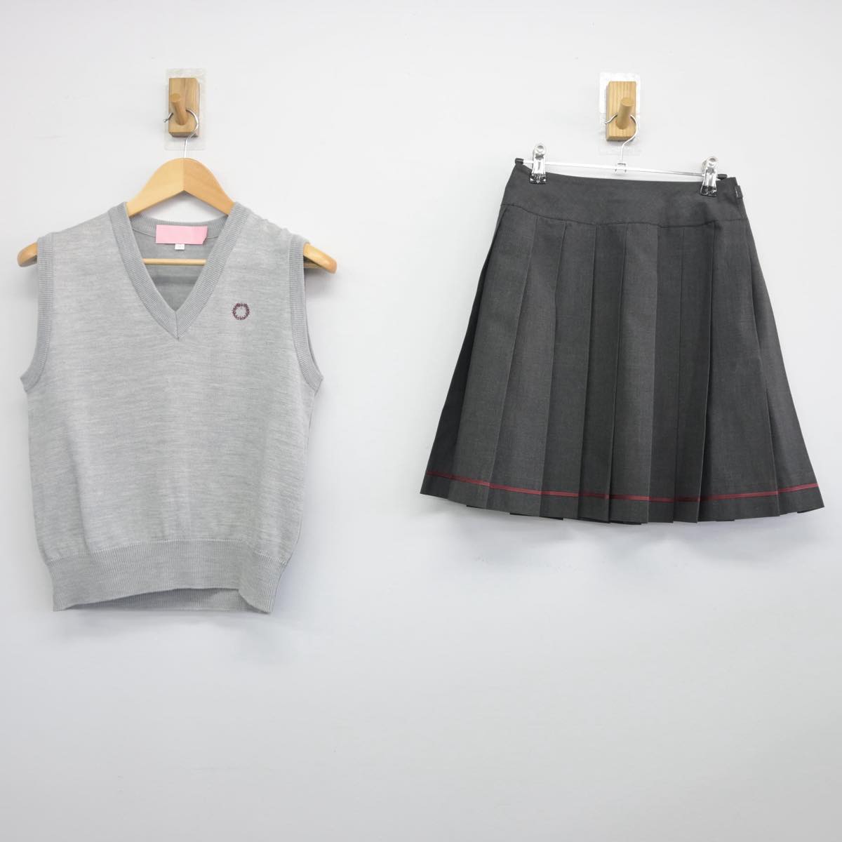 【中古】東京都 桜美林中学校・高等学校 女子制服 2点（ニットベスト・スカート）sf027726