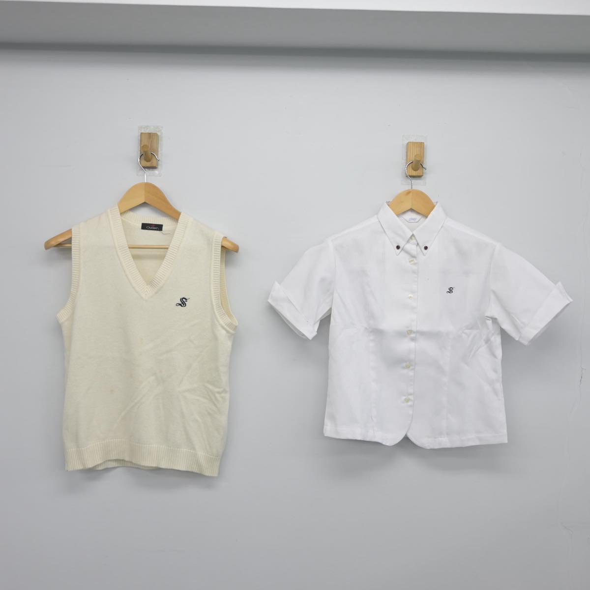 【中古】栃木県 作新学院高等学校 女子制服 2点（ニットベスト・シャツ）sf027761